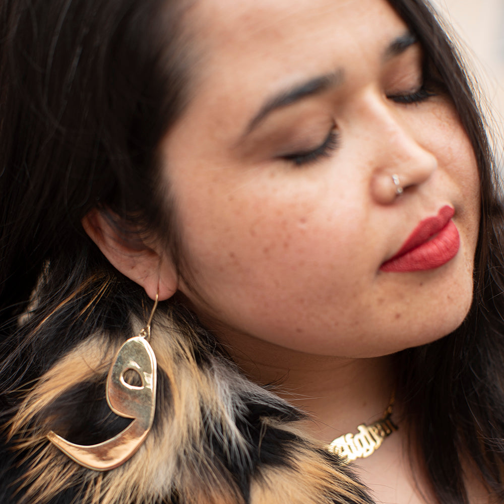 Oh WOW! Look at those earrings!